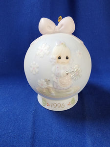 Precious Moments "Annual Christmas Ball Ornament - 1995 He Covers The Earth With His Beauty"