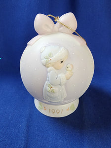 Precious Moments "Annual Christmas Ball Ornament - 1991 May Your Christmas Be Merry"