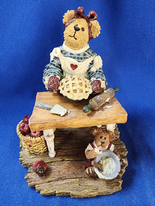 Boyds Bears & Friends "The Bearstone Collection - Momma Bearybake with Lil' Tart... Made With Love"