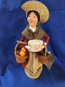 Byer's Choice Carolers "To Market We Go Woman (2008)"