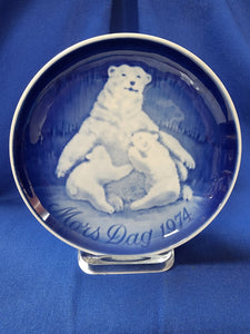 Bing & Grøndahl Plates "1974 Mother Polar Bear With Cubs"