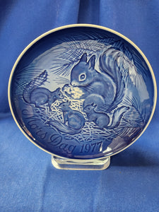 Bing & Grøndahl Plates "1977 Squirrel and Young"