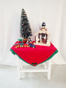 Byer's Choice Carolers "Decorated Table (2022)"