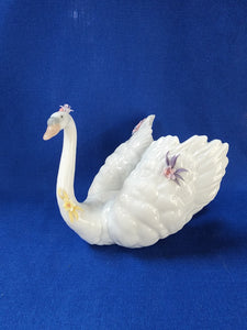 Lladro "White Swan With Flowers"