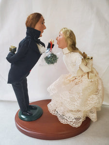 Byer's Choice Carolers "Couple with Kissing Ball (2006)"
